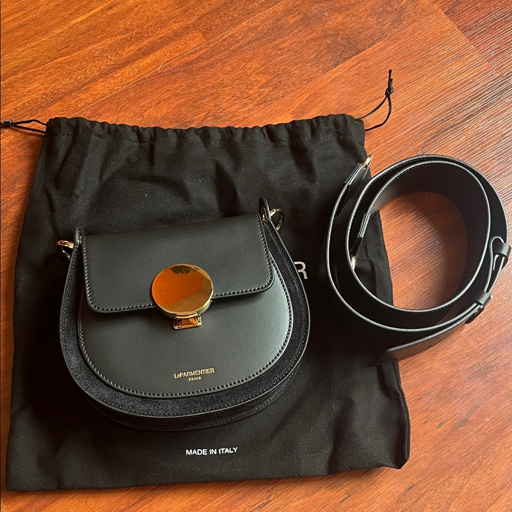 LaParmentier Yucca - Luxurious Black Crossbody Bag with Gold Accents